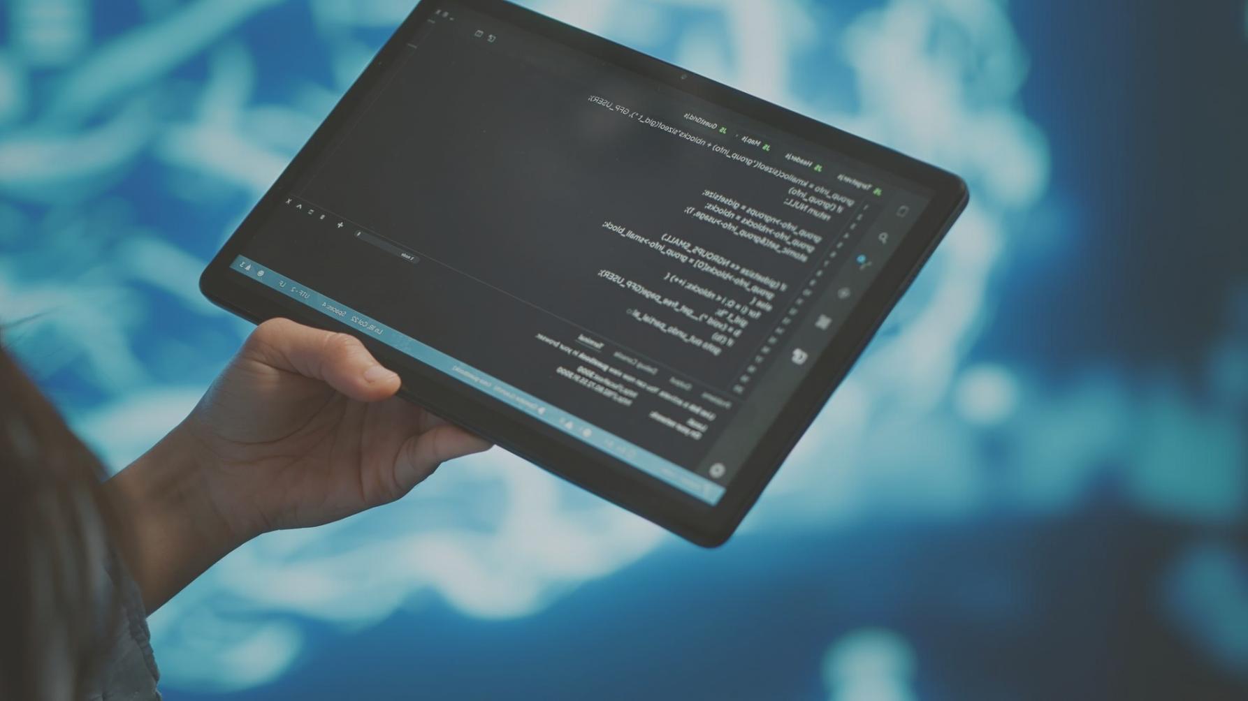 Moderne Arbeitsumgebung mit Fokus auf digitale Tools
