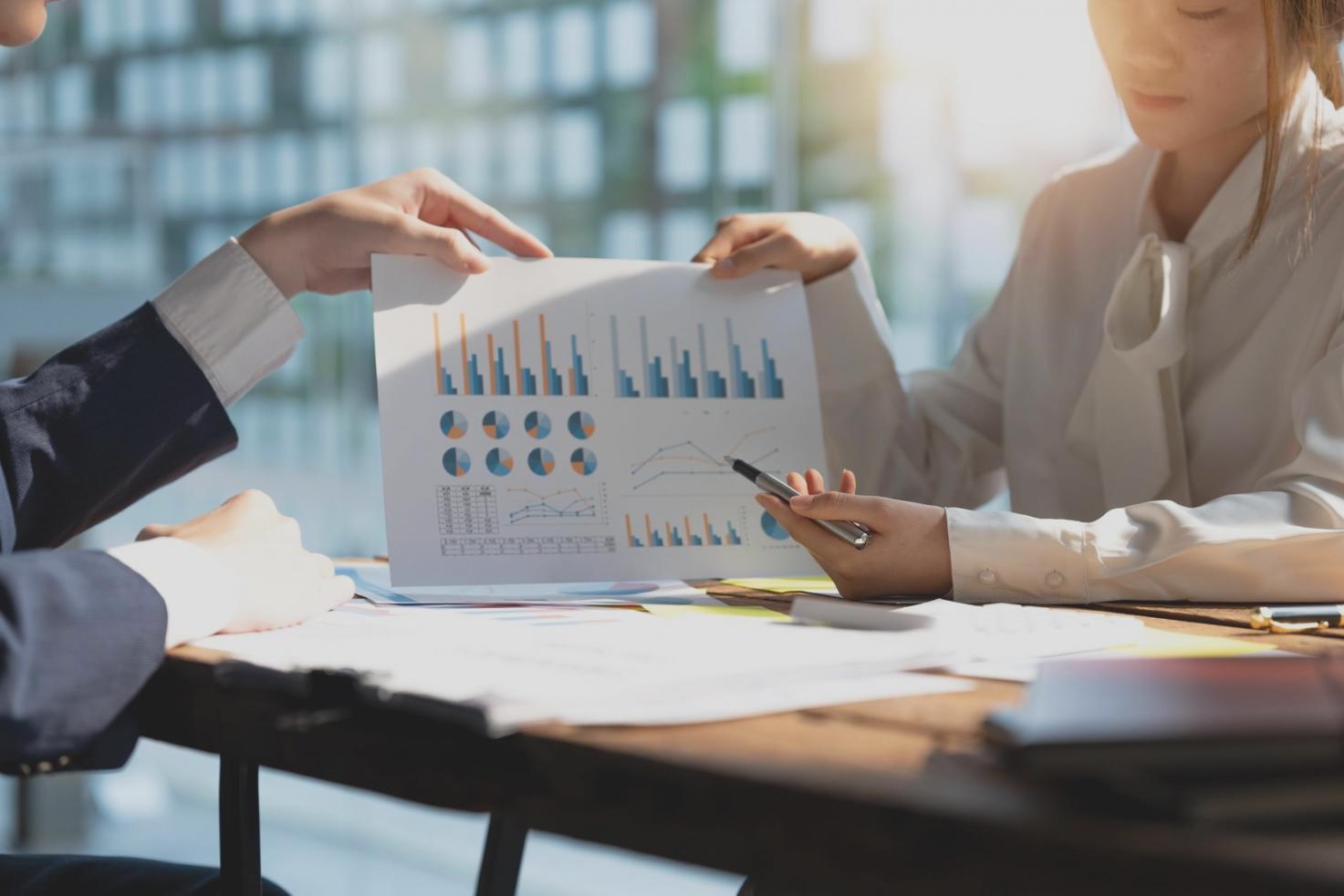 Entwicklungsteam bei der Analyse von Nutzerverhalten und Systemoptimierung